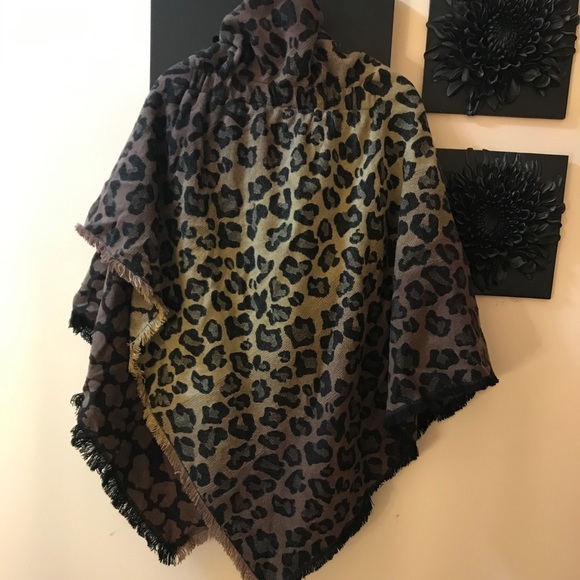 Leopard print sweater cape coat. Angled bottom - Picture 4 of 7
